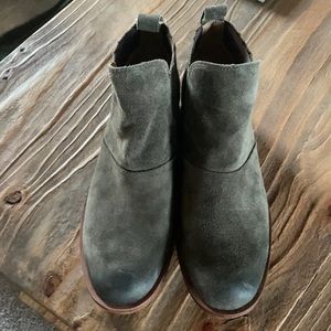 New Sofft waterproof leather ankle Boots 10